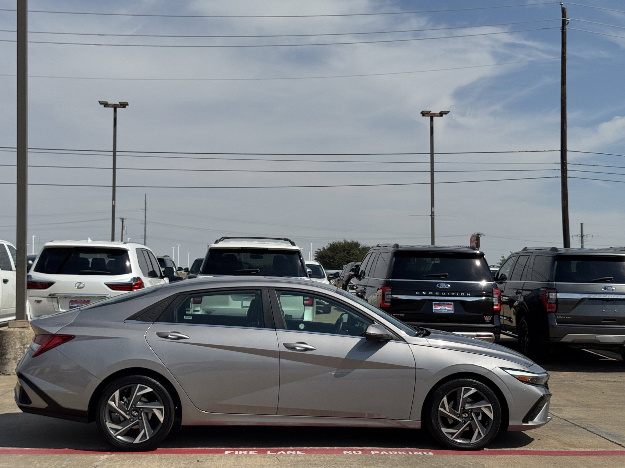 Used 2025 Hyundai Elantra Limited FWD image 3