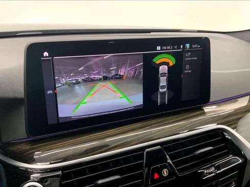 Used 2021 BMW 530e w/ Premium Package image 24