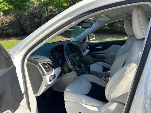 Used 2021 Jeep Cherokee Latitude Plus FWD image 33