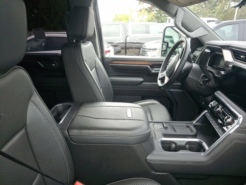 Used 2024 GMC Sierra 3500 Denali w/ Technology Package AWD/4WD image 12
