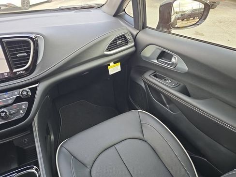 New 2026 Chrysler Pacifica Limited w/ S Appearance Package FWD image 12