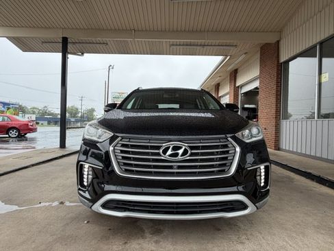 Used 2017 Hyundai Santa Fe FWD image 2