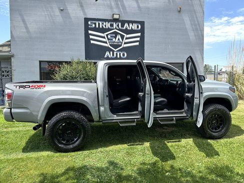 Used 2020 Toyota Tacoma TRD Sport w/ Technology Package AWD/4WD image 26