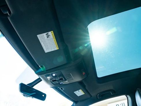 Certified 2023 Volkswagen Atlas Cross Sport SE w/ Panoramic Sunroof Package image 17