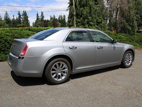Used 2011 Chrysler 300 C RWD image 3