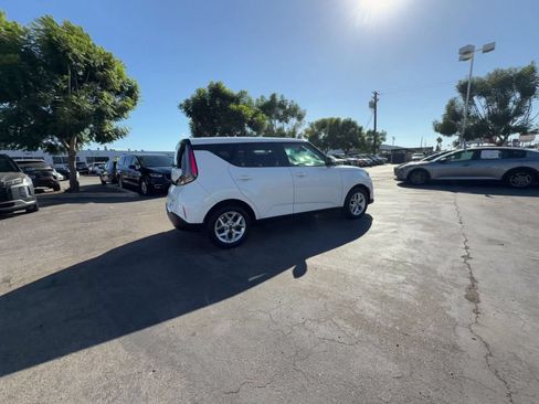 Used 2025 Kia Soul LX w/ LX Technology Package FWD image 13