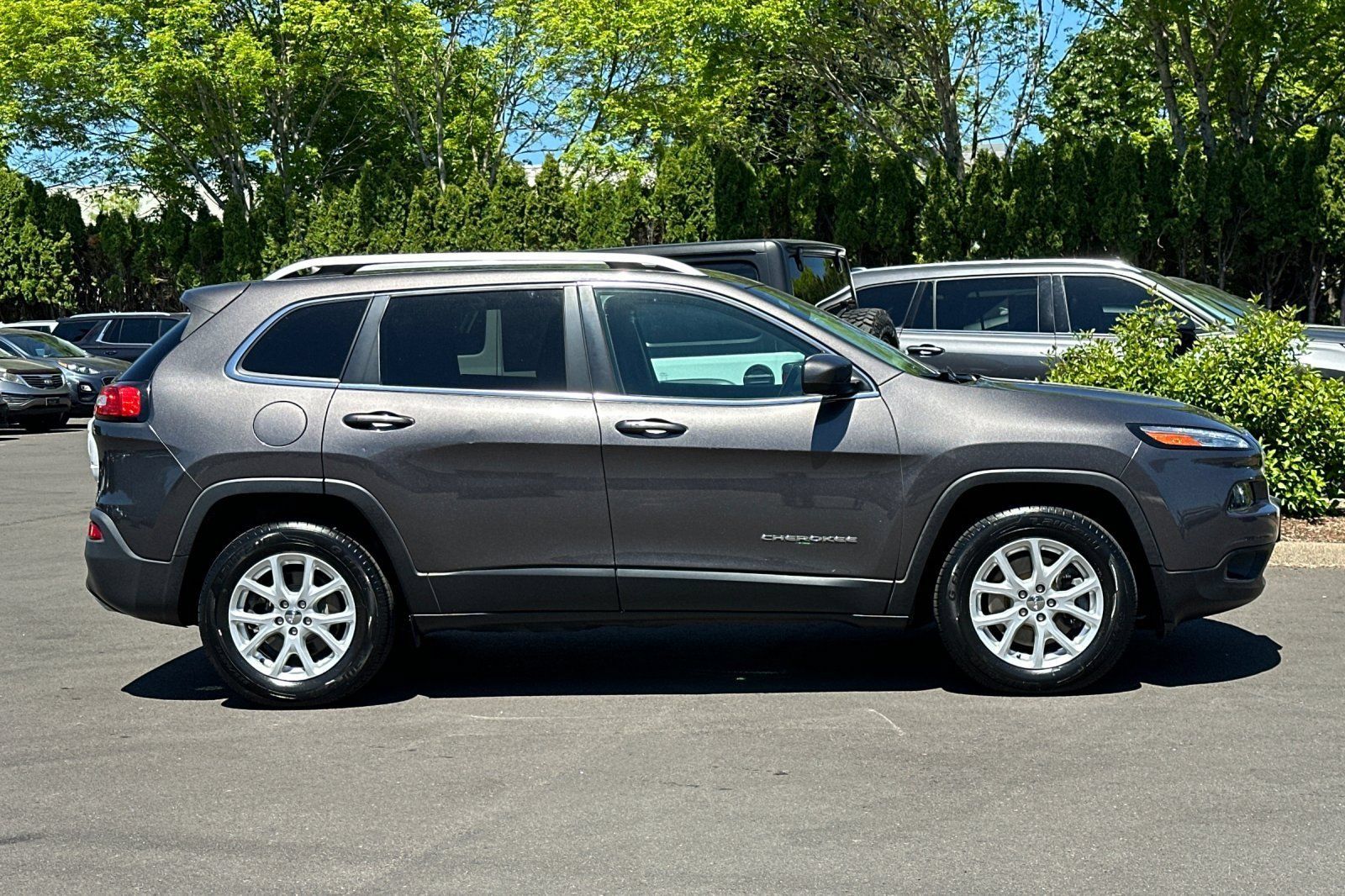 Used 2018 Jeep Cherokee Latitude Plus w/ Comfort/Convenience Group AWD/4WD image 38