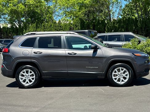 Used 2018 Jeep Cherokee Latitude Plus w/ Comfort/Convenience Group AWD/4WD image 38
