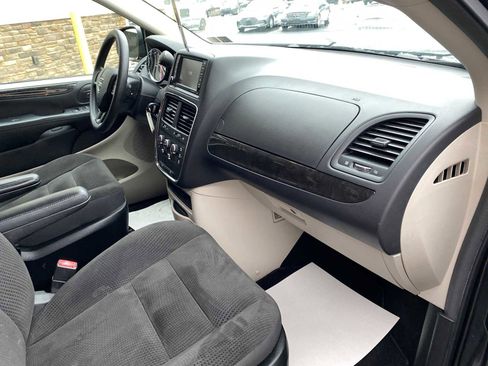 Used 2018 Dodge Grand Caravan SE image 22