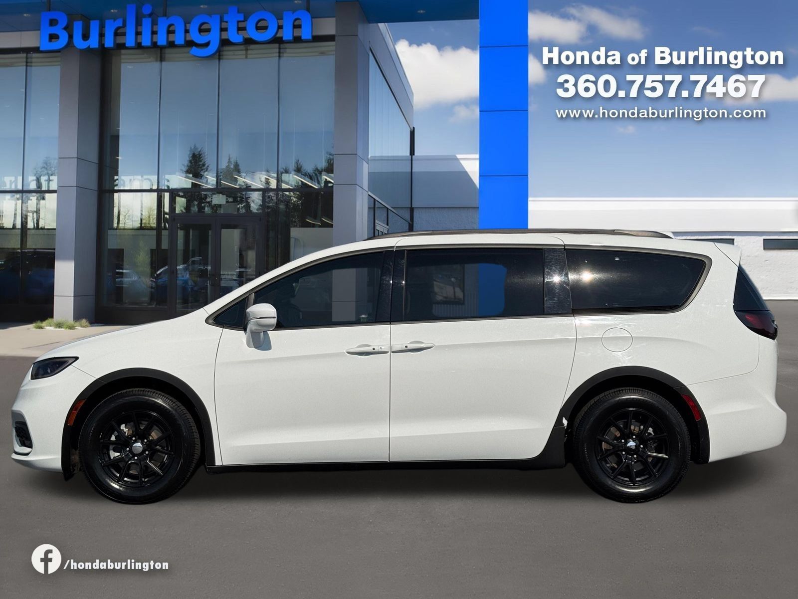 Used 2022 Chrysler Pacifica Touring-L FWD image 3