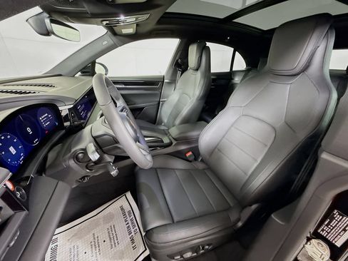 Certified 2025 Porsche Macan 4S Electric AWD/4WD image 5