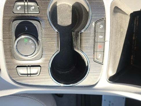 Used 2020 GMC Acadia SLT w/ Driver Alert Package II image 21