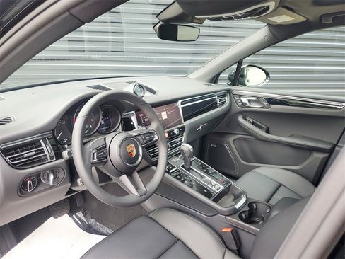Used 2025 Porsche Macan Turbo image 4