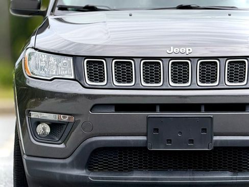 Used 2018 Jeep Compass Latitude FWD image 13