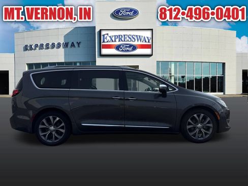 Used 2019 Chrysler Pacifica Limited w/ Tire & Wheel Group FWD image 4