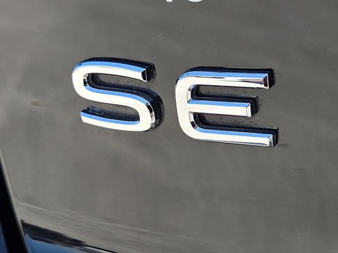 Used 2025 Volkswagen Atlas Cross Sport SE image 8