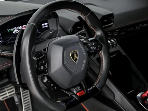 Used 2021 Lamborghini Huracan EVO image 24