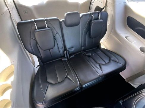 Used 2023 Chrysler Pacifica Touring-L image 25