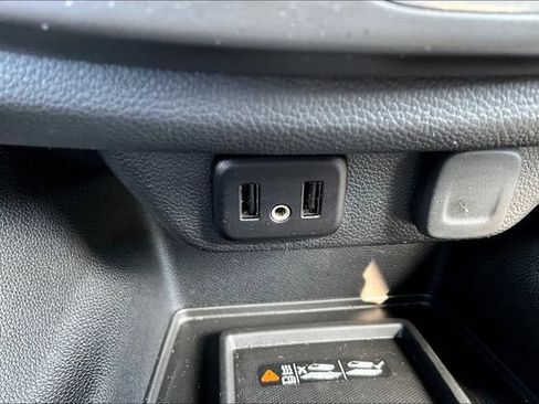 Used 2023 Chevrolet Traverse LT FWD image 17