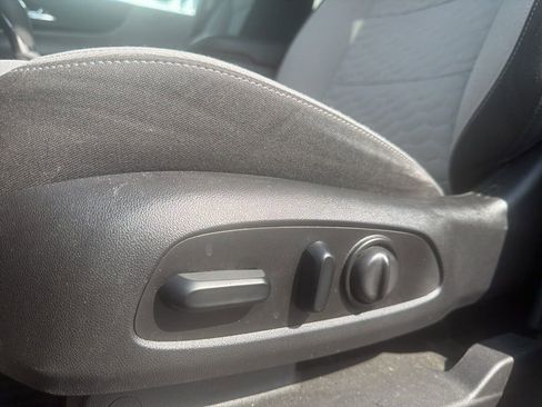 Used 2019 Chevrolet Equinox LS w/ LS Convenience Package image 9