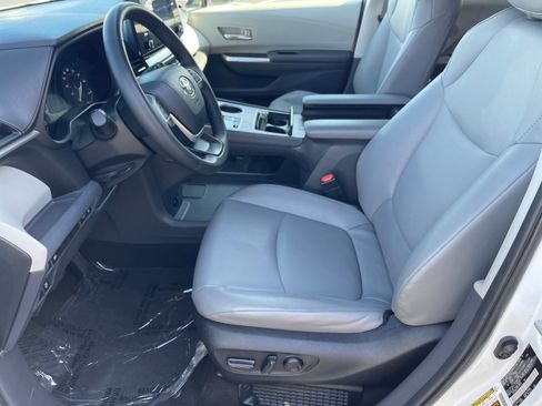 Used 2023 Toyota Sienna XLE image 10