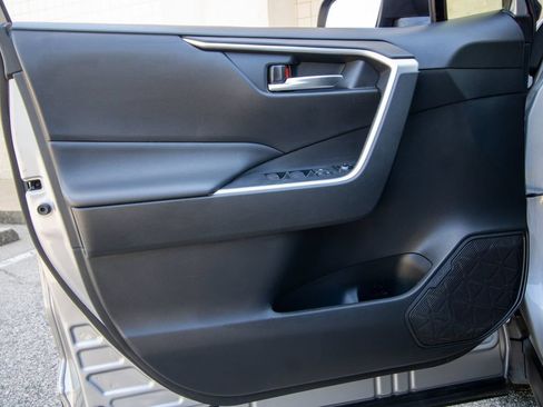 Used 2020 Toyota RAV4 XLE Premium FWD image 10