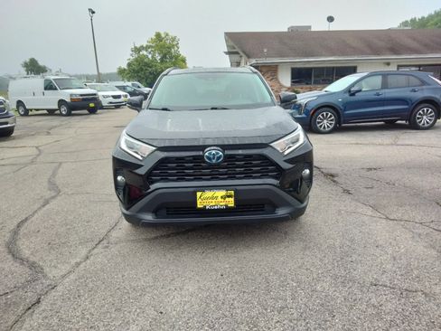 Used 2020 Toyota RAV4 XLE w/ Convenience Package image 3
