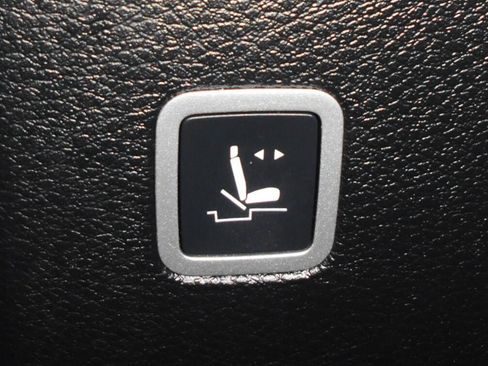 Certified 2024 Chrysler Pacifica Touring-L image 23