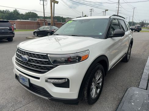 Used 2020 Ford Explorer XLT w/ Equipment Group 202A AWD/4WD image 2