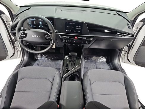 Used 2024 Kia Niro LX image 9