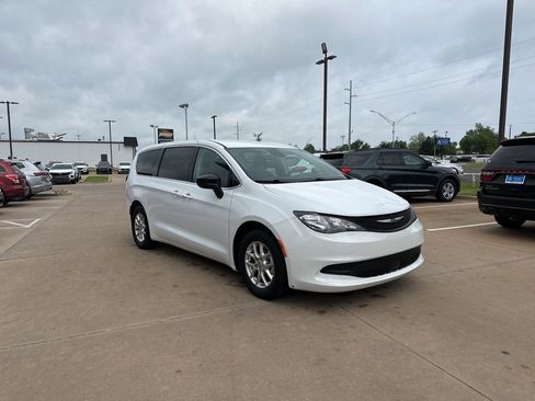 Used 2024 Chrysler Voyager LX FWD image 3