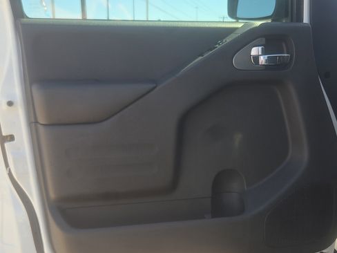 Used 2021 Nissan Frontier SV image 8