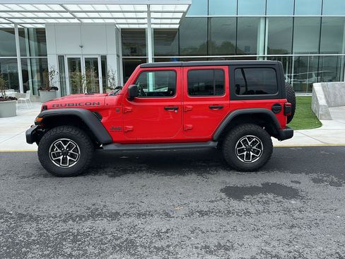 Used 2024 Jeep Wrangler Unlimited Rubicon w/ Convenience Group AWD/4WD image 8