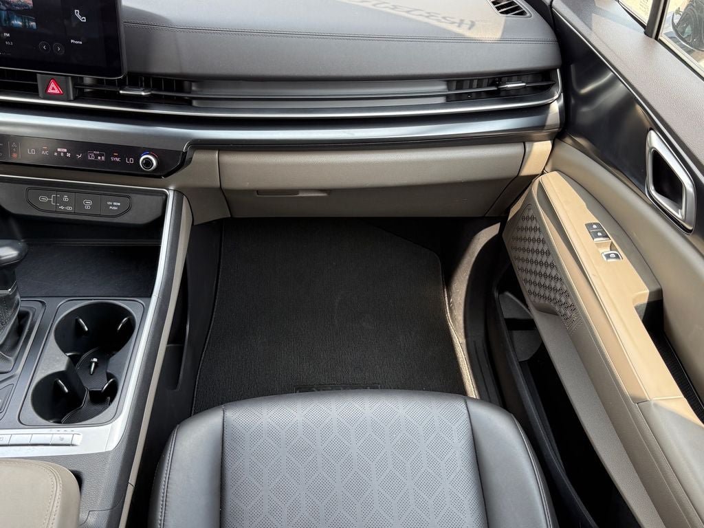 Used 2025 Kia Carnival FWD image 16