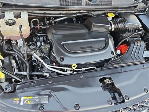 Used 2023 Chrysler Pacifica Touring-L image 15