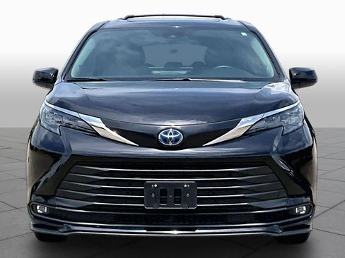Used 2025 Toyota Sienna XLE w/ XLE Plus Package FWD image 4