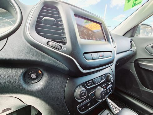 Used 2020 Jeep Cherokee Latitude Plus w/ Cold Weather Group image 31