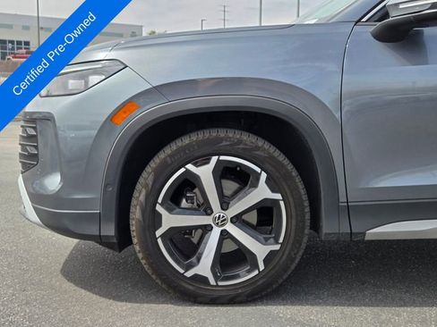 Certified 2025 Volkswagen Tiguan SE FWD image 9