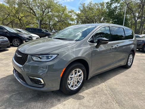 New 2025 Chrysler Pacifica Select image 7