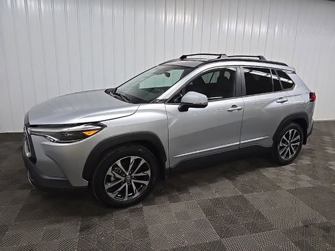 Used 2022 Toyota Corolla Cross XLE image 6