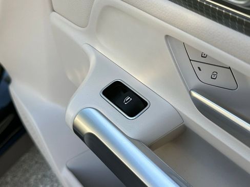 Used 2023 Mercedes-Benz GLB 250 4MATIC w/ Premium Package image 40