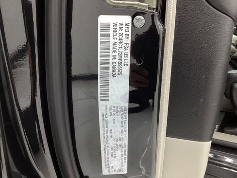 Used 2021 Chrysler Pacifica Touring-L image 48