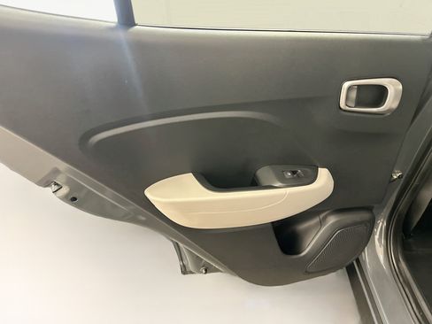 Used 2025 Hyundai Venue SEL FWD image 27