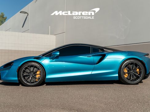 Used 2023 McLaren Artura image 4
