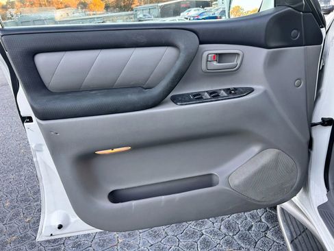Used 2005 Toyota Land Cruiser image 31