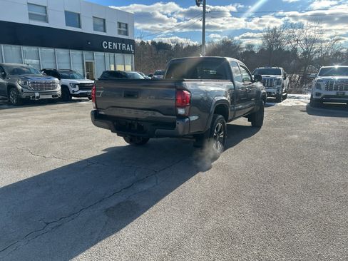 Used 2018 Toyota Tacoma TRD Sport image 7