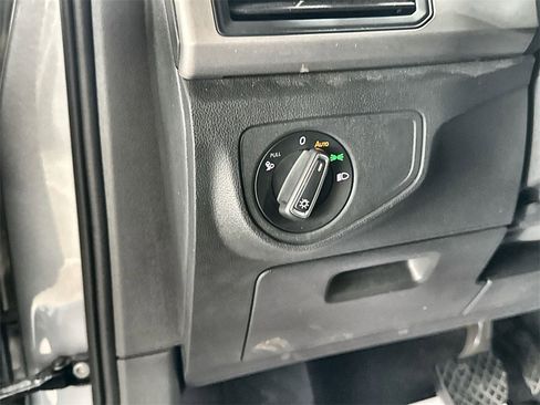 Used 2020 Volkswagen Atlas Cross Sport SE image 16