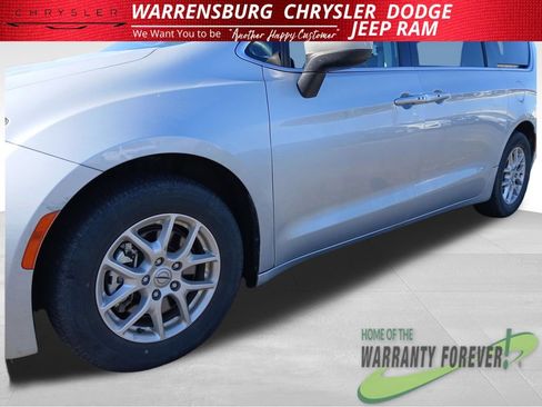 Used 2023 Chrysler Voyager LX FWD image 34