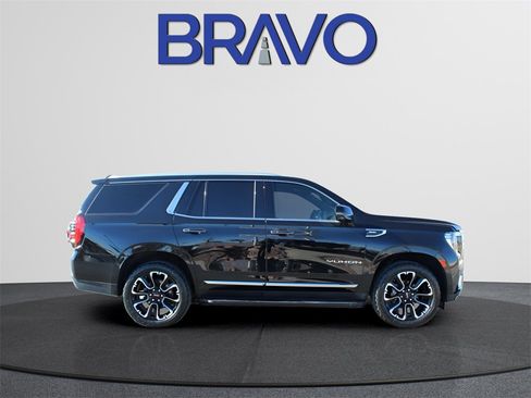 Used 2022 GMC Yukon SLT w/ SLT Luxury Package image 4