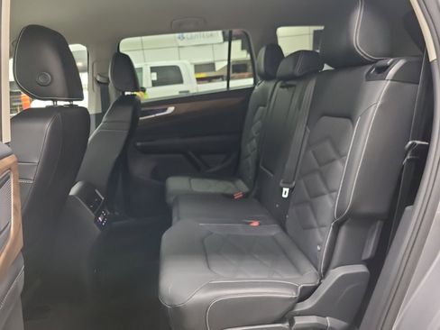 Used 2025 Volkswagen Atlas SE image 14